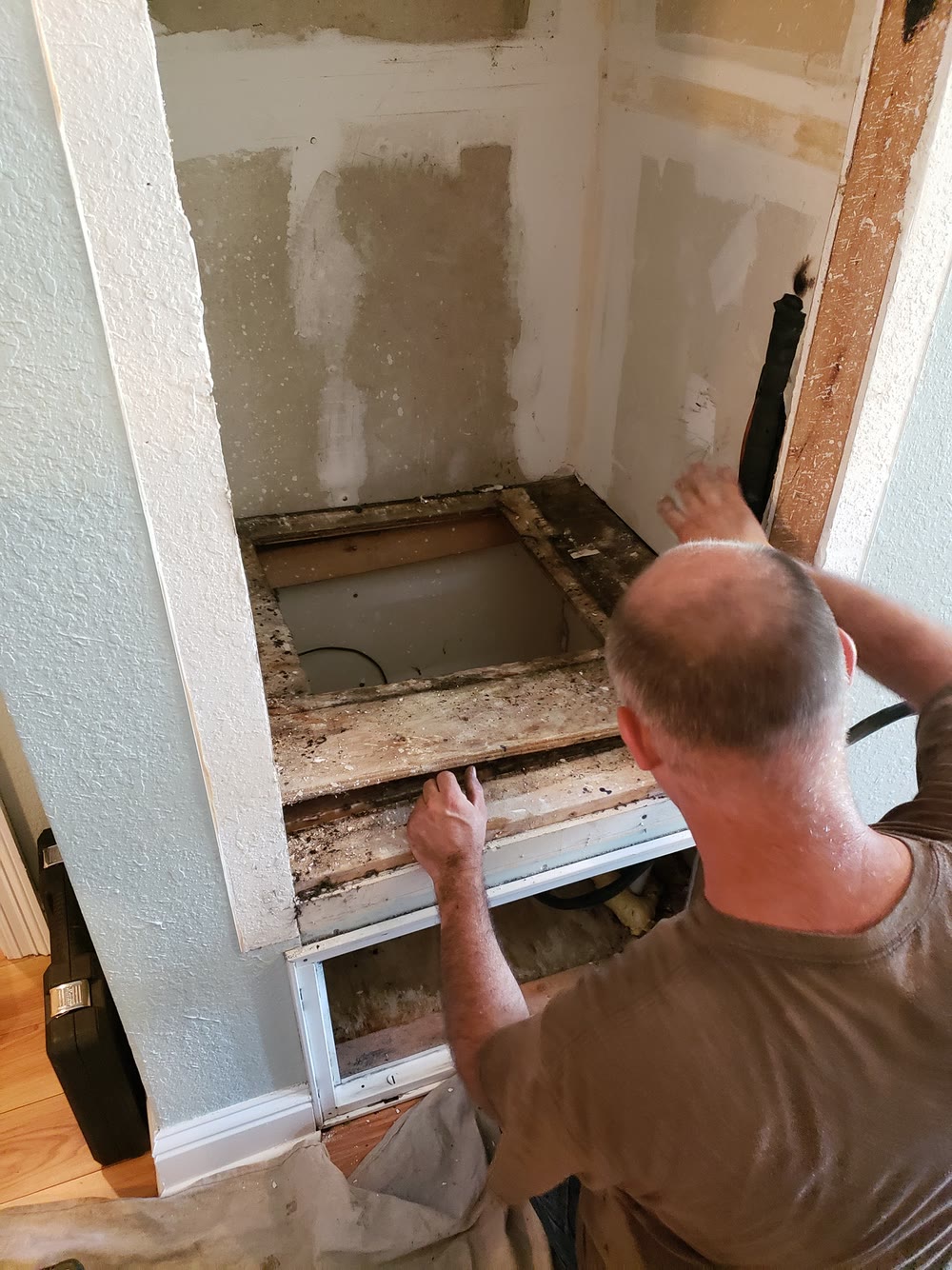 Ivey's technician replacing an air handler on a Gulf Coast HVAC installation